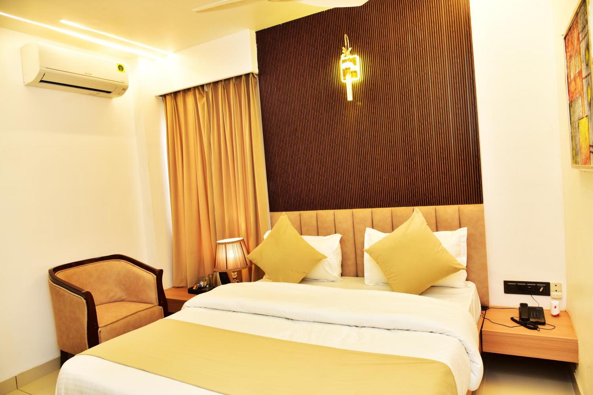 Hotel Divine Peak Pachmarhi Bagian luar foto